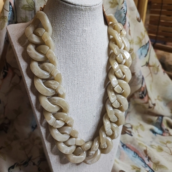 Talbot's Talbots Long Oval Yellowish Swirl Cream Lucite Gold Tone Link Necklace - Picture 11 of 14